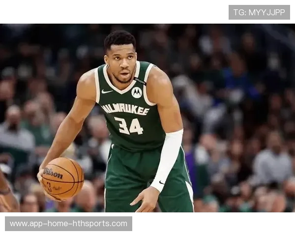 字母哥突破后对镜头竖起大拇指,意味深长 字母哥突破后对镜头竖起大拇指,意味深长