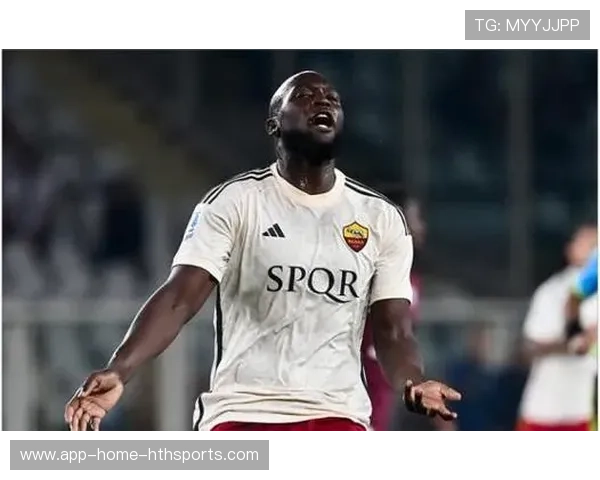 卢卡库反击中大步流星推进形成射门:速度与决心在绿茵场的极致演绎 卢卡库反击中大步流星推进形成射门:速度与决心在绿茵场的极致演绎